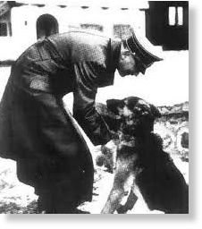 Hitler acaricia perro
