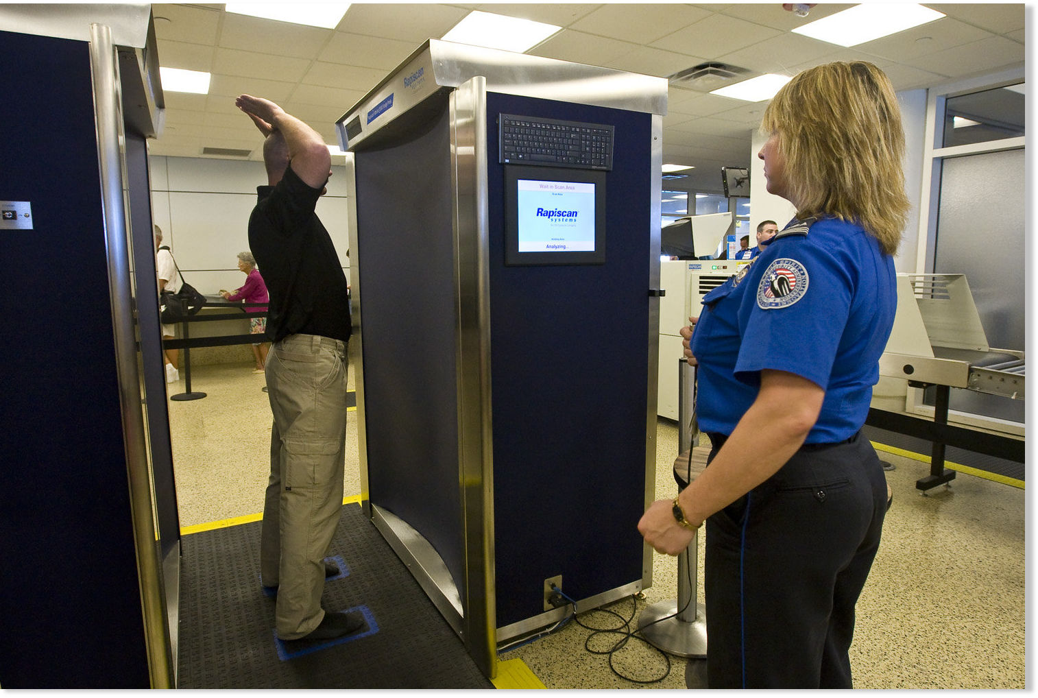 Прохождение досмотра. Система персонального досмотра «Rapiscan secure 1000 Single pose». Досмотр багажа в Шереметьево. Сканеры в аэропорту Шереметьево\. Аэропорт Шереметьево рентген аппарат.