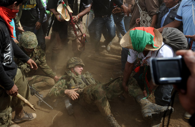 Indígenas cauca desalojaron fuerzas militares4