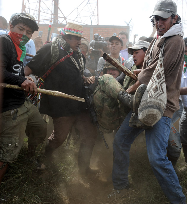 Indígenas cauca desalojaron fuerzas militares8