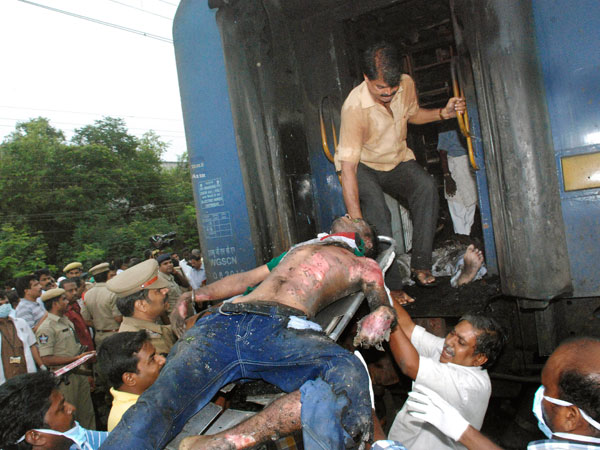 India incendio de un tren2