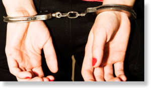 mujer estrangula a su hijo