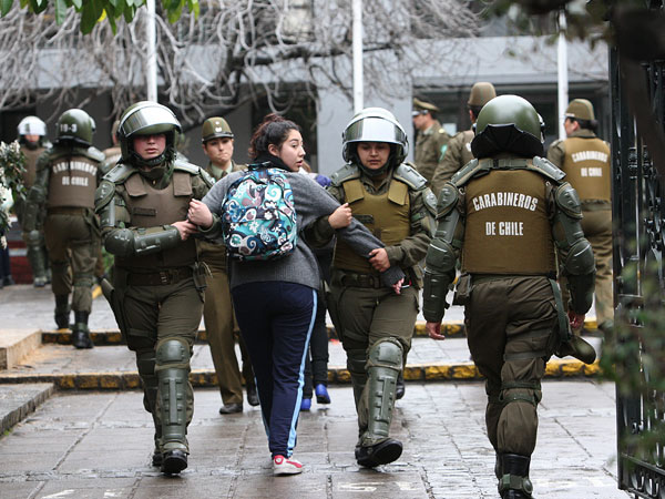 Arrestan estudiantes en Chile1