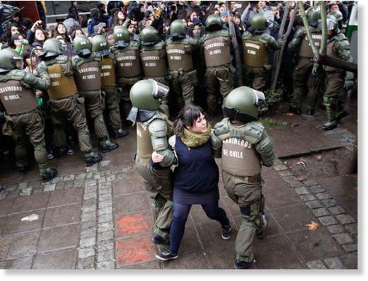 Arrestan estudiantes en Chile2