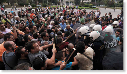 manifestantes asaltan el Ministerio1