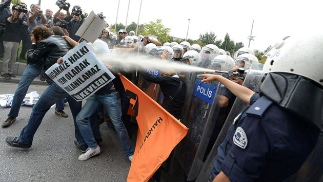 Policía turca dispersa