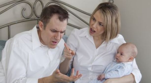 Padres discutiendo con bebe