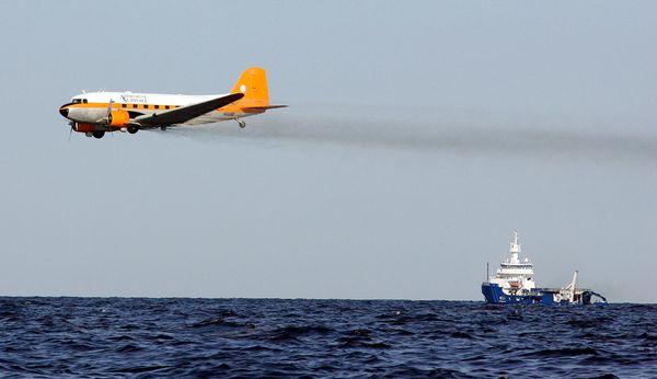 Avión lanzando el dispersante Corexit