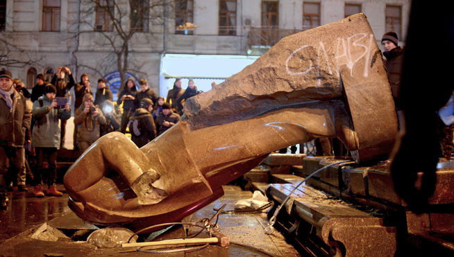 manifestantes Ucranianos derriban estatua de Lenin