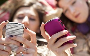 adolescentes usando celulares