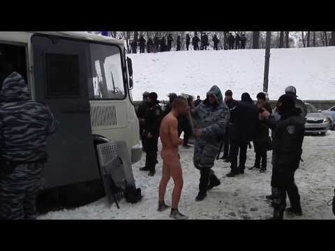 antidisturbios obligan a desnudarse a un hombre en Ucrania